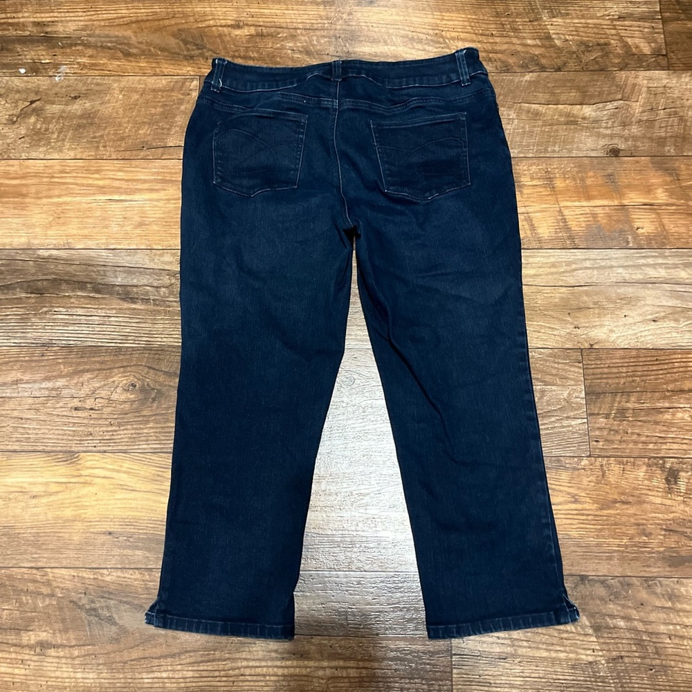 🥳HP🥳 LIKE NEW - CHICO'S SO SLIMMING JEAN CAPRIS - DARK WASH - Picture 5 of 7